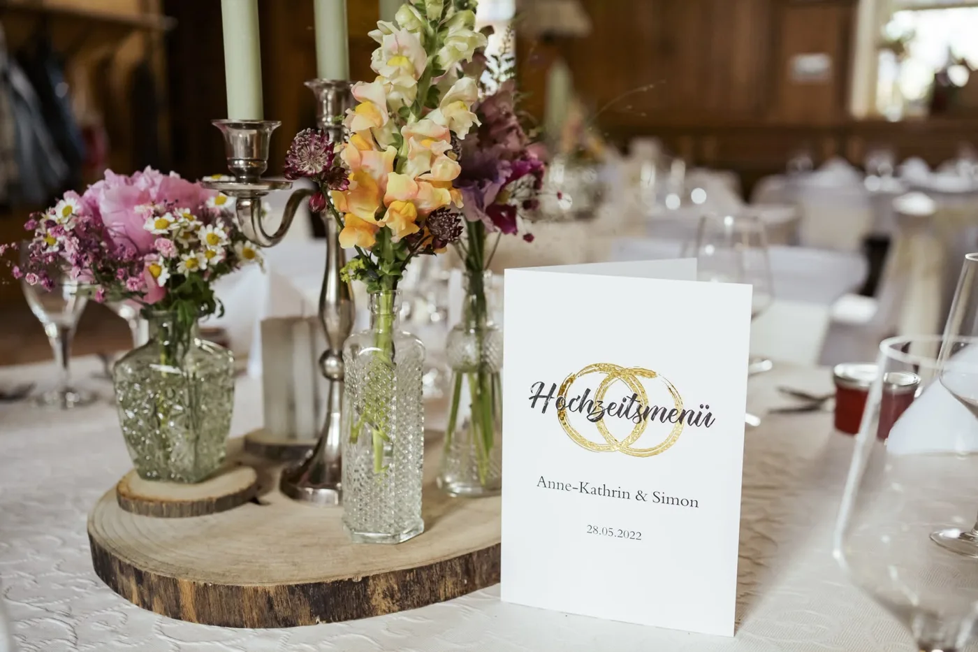 Blumendekoration und Menükarte auf einer Hochzeitstafel
