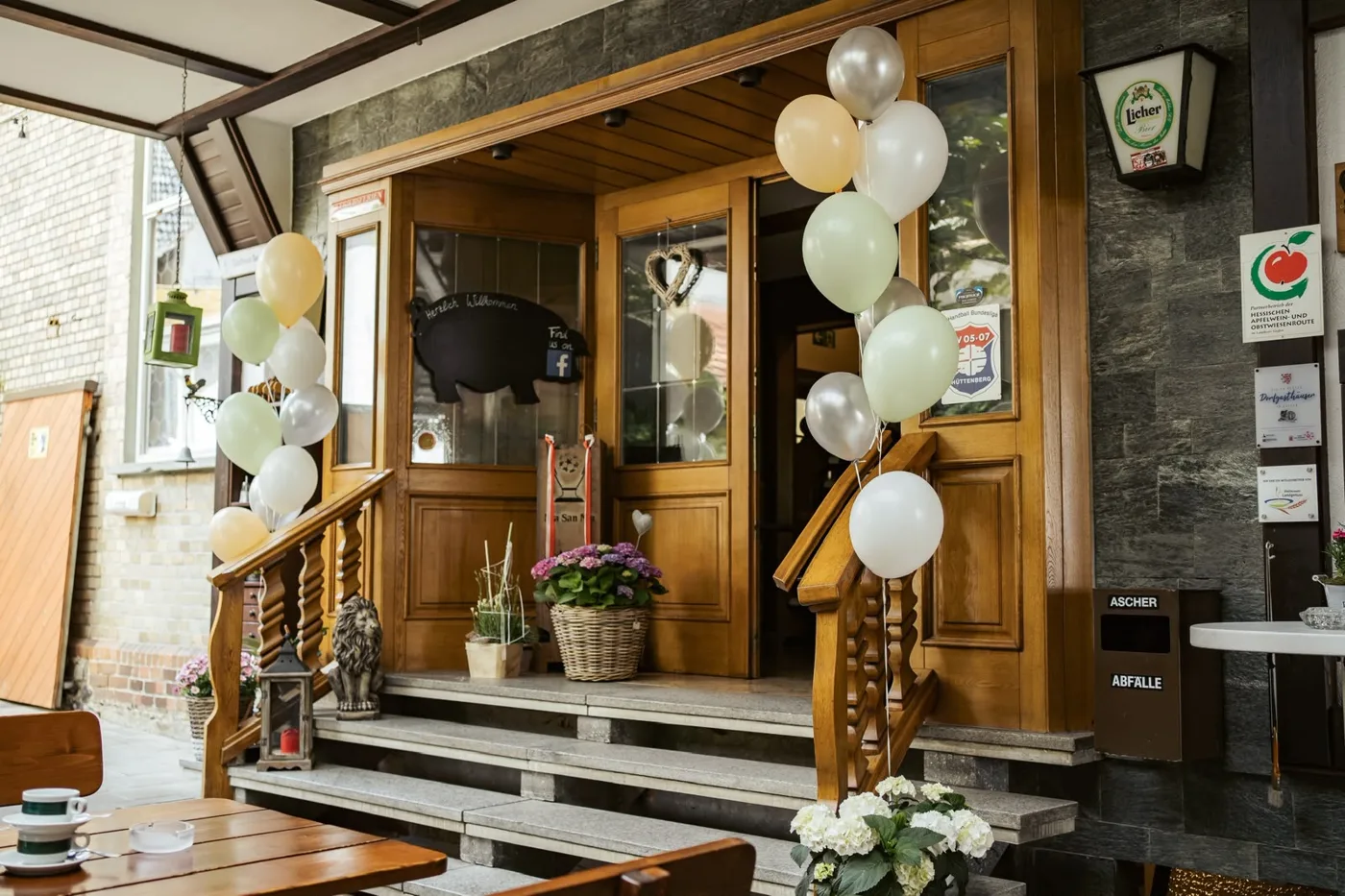 Mit Blumen und Luftballons dekorierter Eingangsbereich