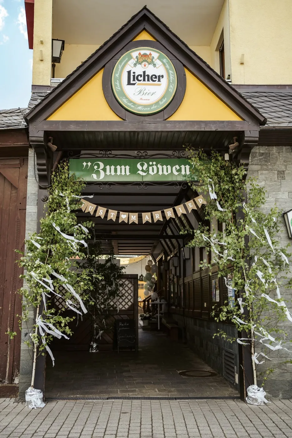 Festlich geschmückter Eingang zum Landgasthof Zum Löwen