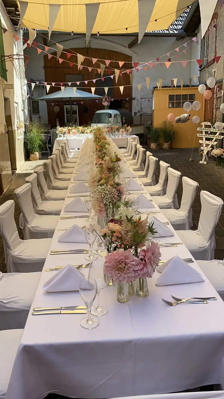 Lange Hochzeitstafel im geschmückten Hof